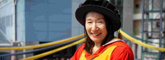 Rumiko Seya receiving her hon-doc
